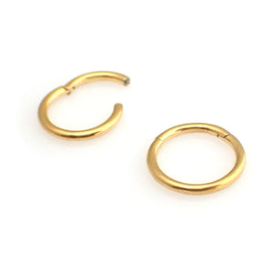 Guldring till piercing - Slät ring - Segment clicker - Piercingsmycke i 24k guldpläterat kirurgiskt stål.