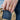 hand med tre guld ringar på ett finger