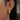 Öra smyckat med ear cuff ring i guld med flera runda vita kristaller. 