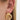 Öra med örhängen och Ear cuff i tunn design med räfflad yta och 18K PVD-guldplätering