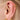 Öra med örhängen och spetsig ear cuff i guld 