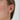 Smyckat öra med ear cuff med flera ringar och vita kristaller med 18K PVD-guldplätering