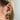 Öra med hoops och piercingar i guld