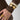 Chunky armband i guld på handled med stora organiska plattor, matchande ringar och guldsmycken