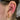 Öra med piercingsmycken i guld i helix och conch.