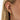 Öra smyckat med dubbel ear cuff och örhängen i guld.