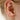 Öra med Stor ear cuff i guld med blad.