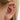 Smyckat öra med smal ear cuff i 18K PVD-guldplätering med stjärna av kristaller