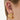Ear cuff på öra i guld med flera ringar