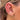 öra med flat, daith och öronpiercingar i guld
