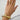 Ringarmband i guld på hand med tunn kedja, rosa pärlor och matchande guldsmycken